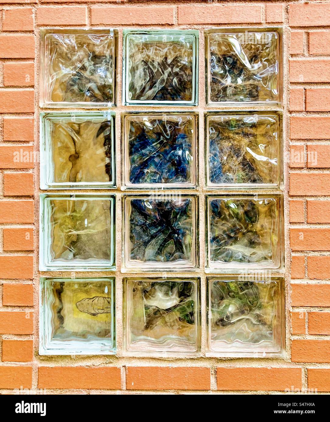 Fenêtre en bloc de verre dans une ruelle arrière. Banque D'Images