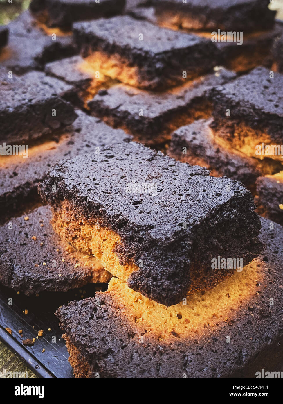 Brûlez les flapjacks sur un plateau provenant d'un four défectueux Banque D'Images