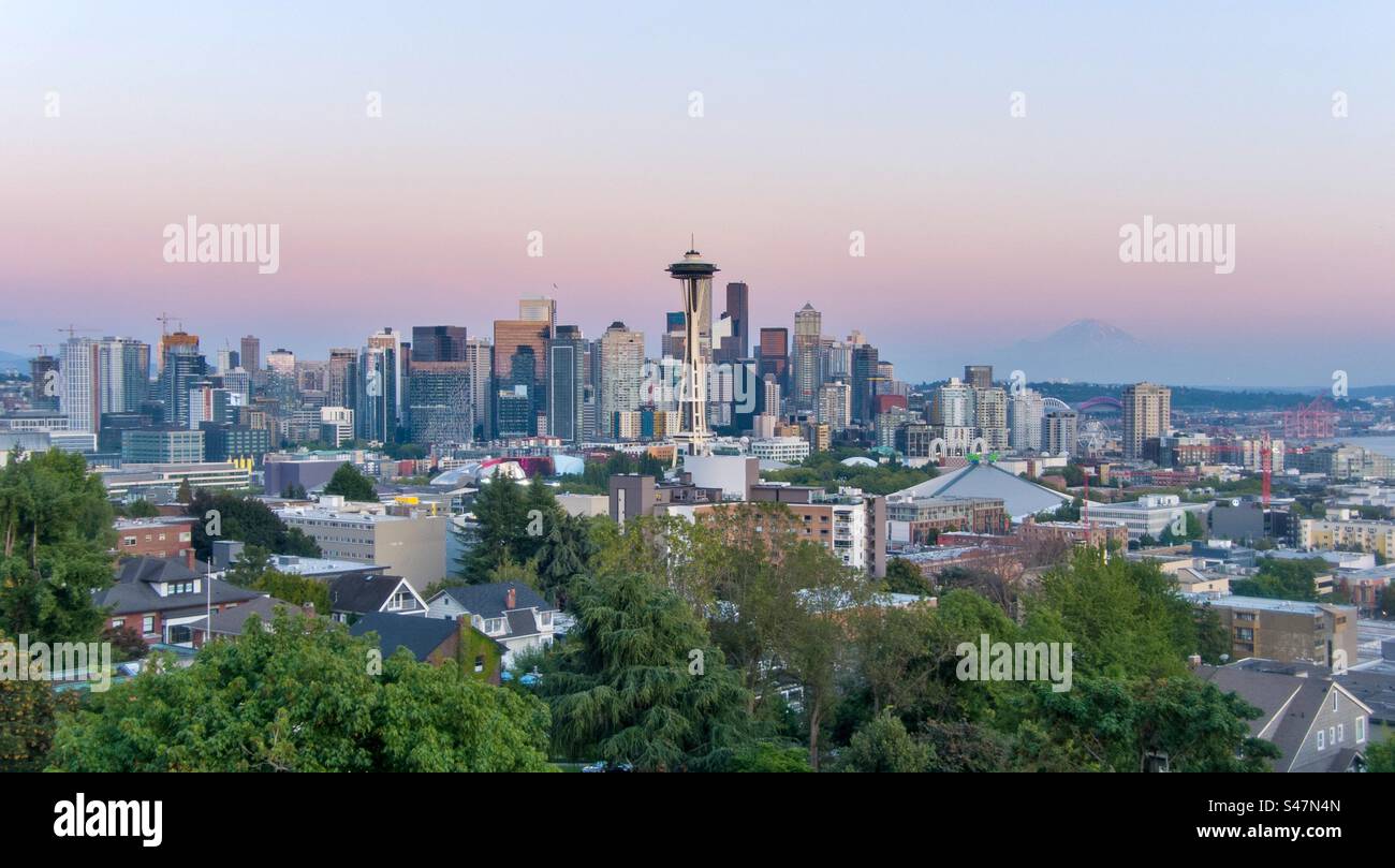 Les gratte-ciel de Seattle et le mont Rainier au crépuscule Banque D'Images