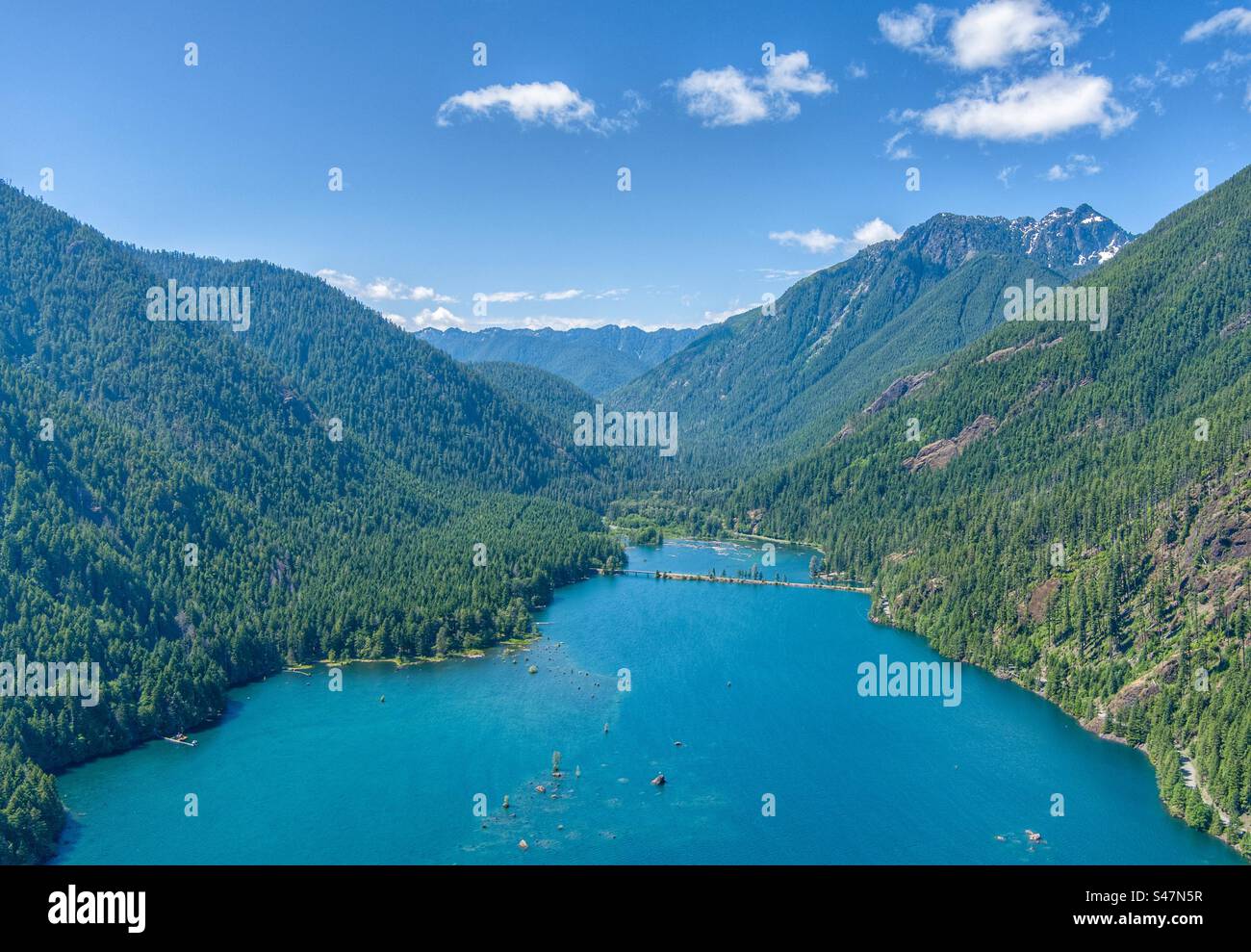 Le lac Cushman et les montagnes olympiques de l'État de Washington Banque D'Images