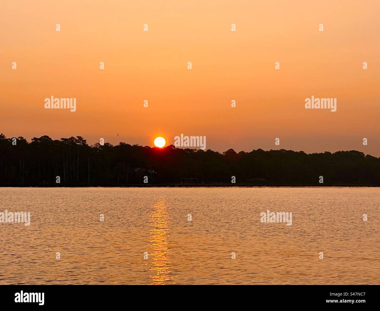 Lever du soleil, Une nouvelle journée fraîche. Un moment pour profiter de la beauté du soleil. De plus, lorsque vous regardez le lever du soleil donne un sentiment naturel de bien-être Banque D'Images