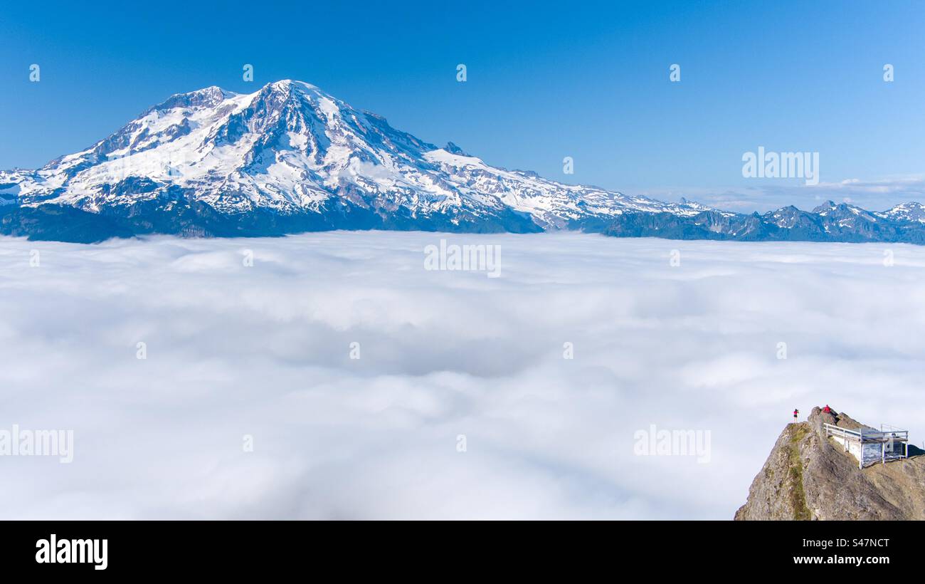 Mont Rainier et belvédère rocheux Banque D'Images