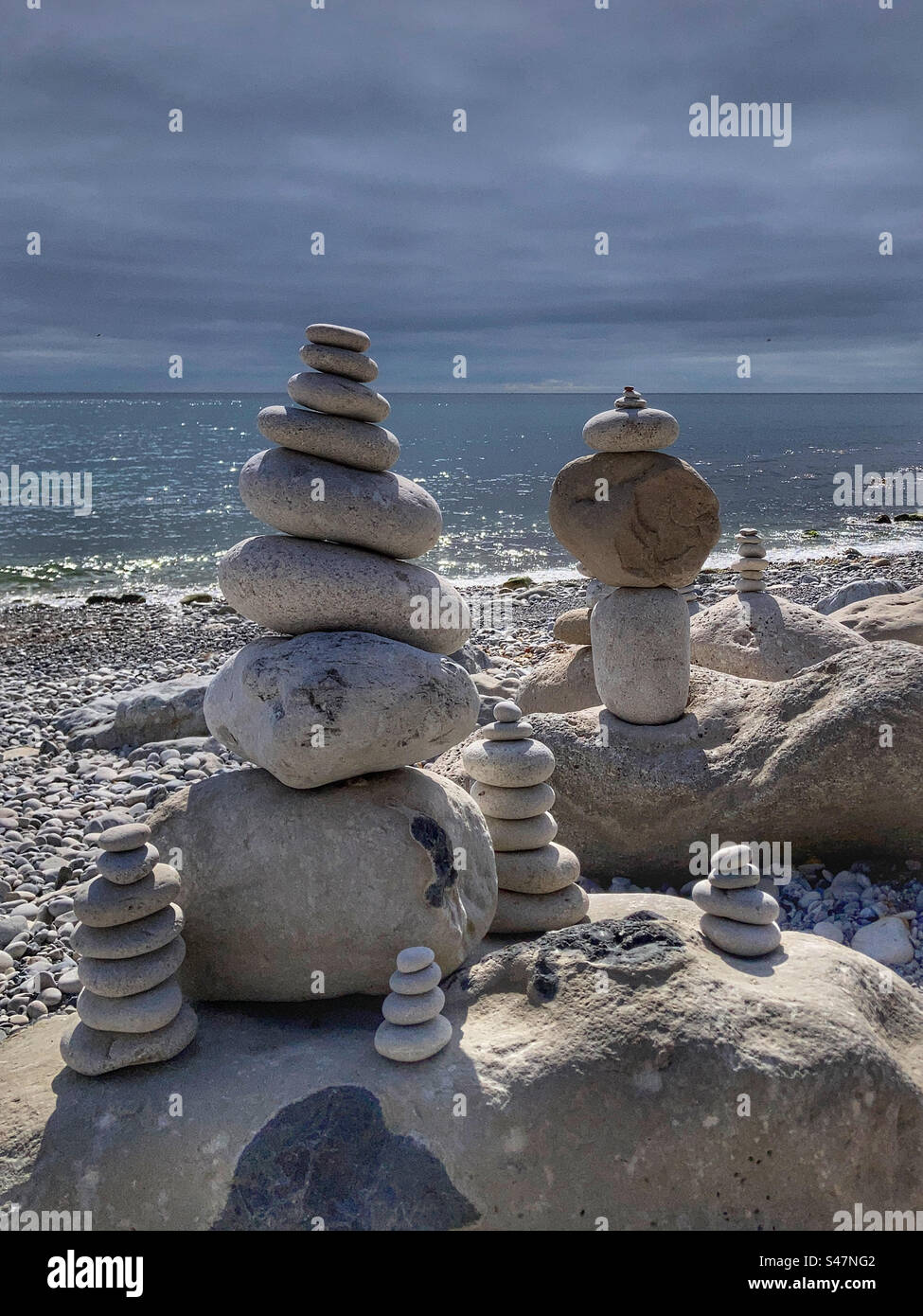 Sculpture de galets sur une plage du Dorset - Image de stock capturée avec un smartphone
