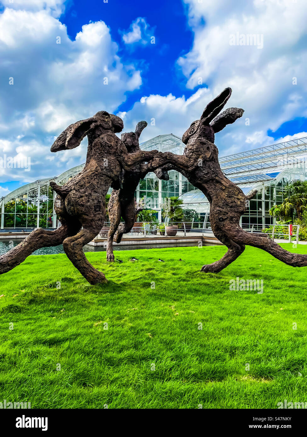 Sculpture de lièvre, jardins Wisley Banque D'Images