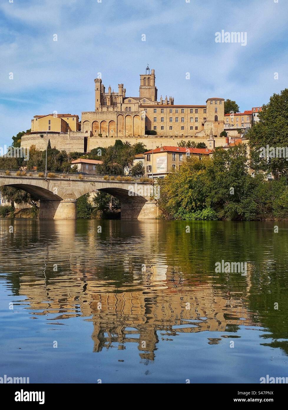 Le vieux pont et la cathédrale Saint-Nazaire à Béziers. Occitania, France Banque D'Images