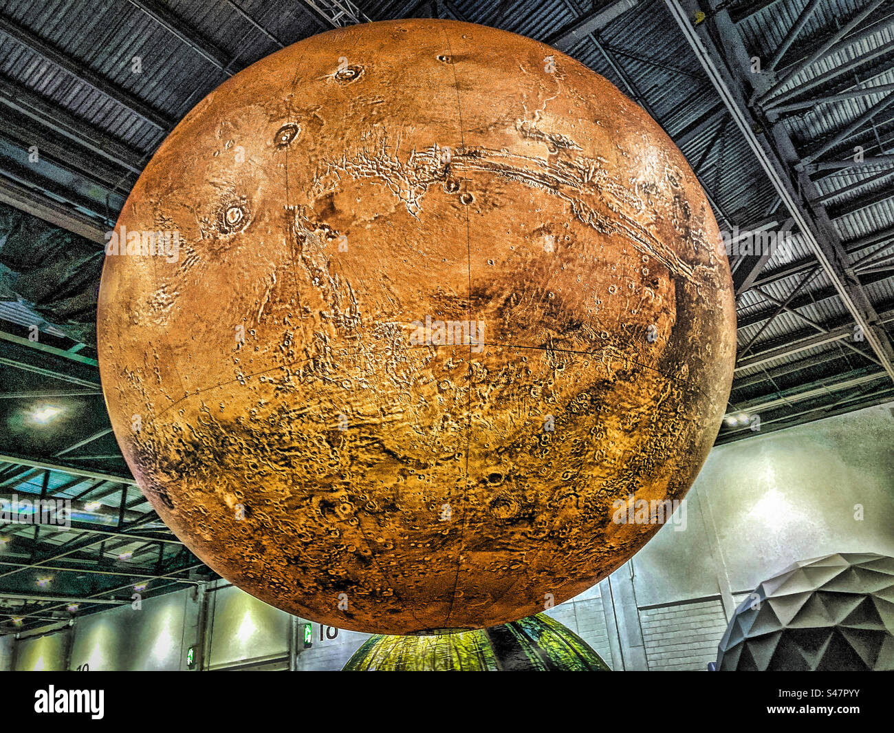 Un grand modèle gonflable de la planète Mars Banque D'Images