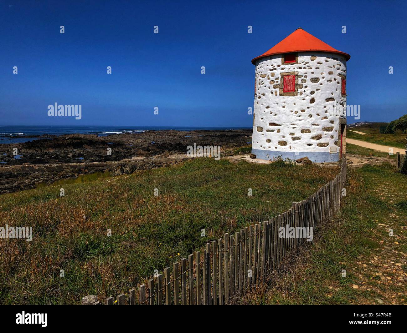 Ancien moulin à vent sans vente sur la côte atlantique du Portugal près de Viana do Castelo, 2023 - Image de stock capturée avec un smartphone