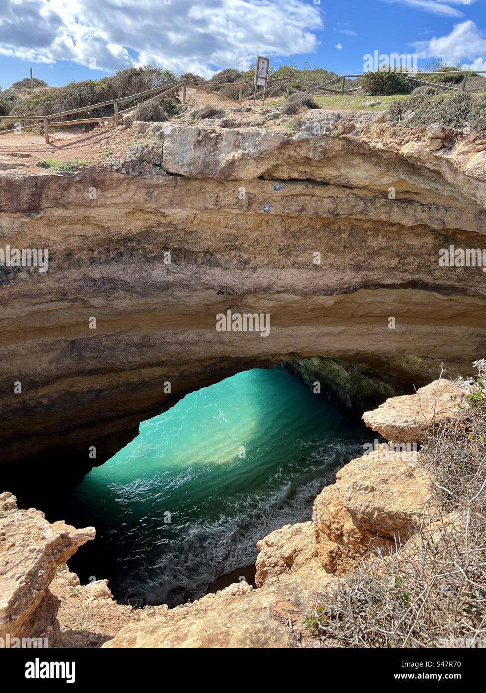 Eau turquoise dans la grotte marine du sud du Portugal Banque D'Images