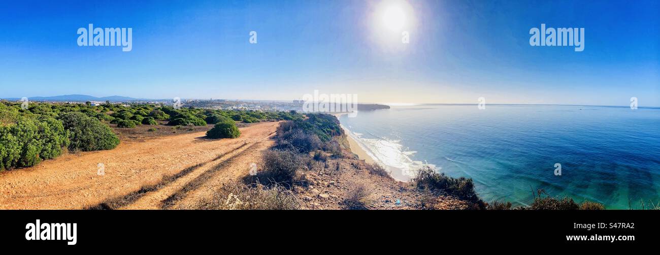 Vue depuis le sommet de la falaise marcher au-dessus de la plage de Porto Mós à Lagos Portugal sur la côte de l'Algarve Banque D'Images