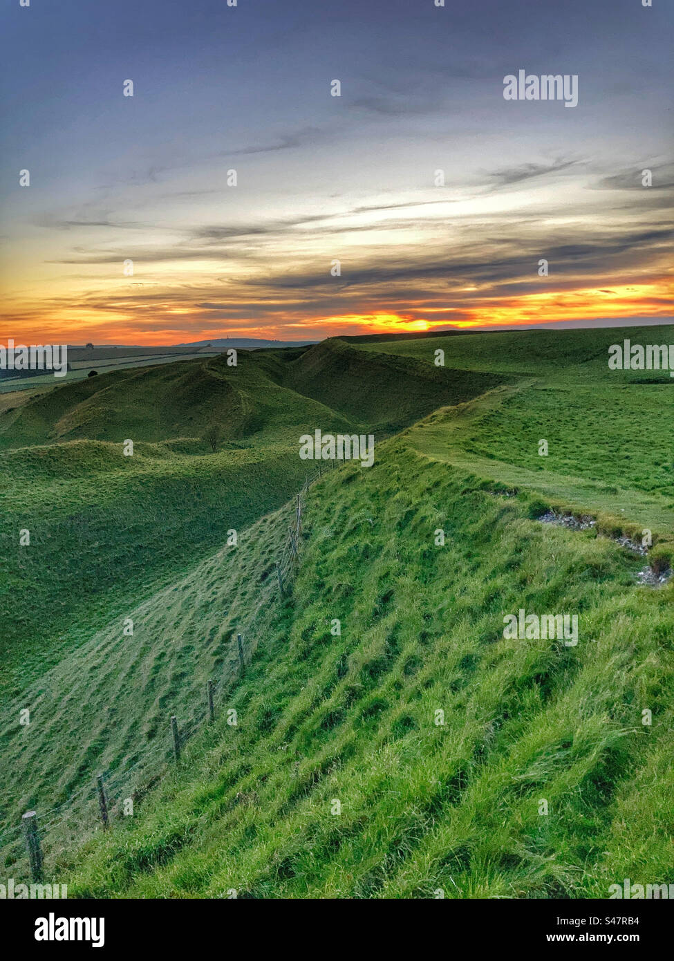 Maiden Castle Dorset au coucher du soleil Banque D'Images