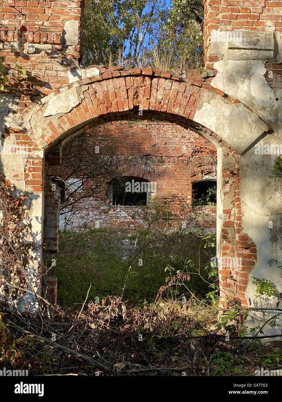 ruine en briques avec une entrée voûtée Banque D'Images