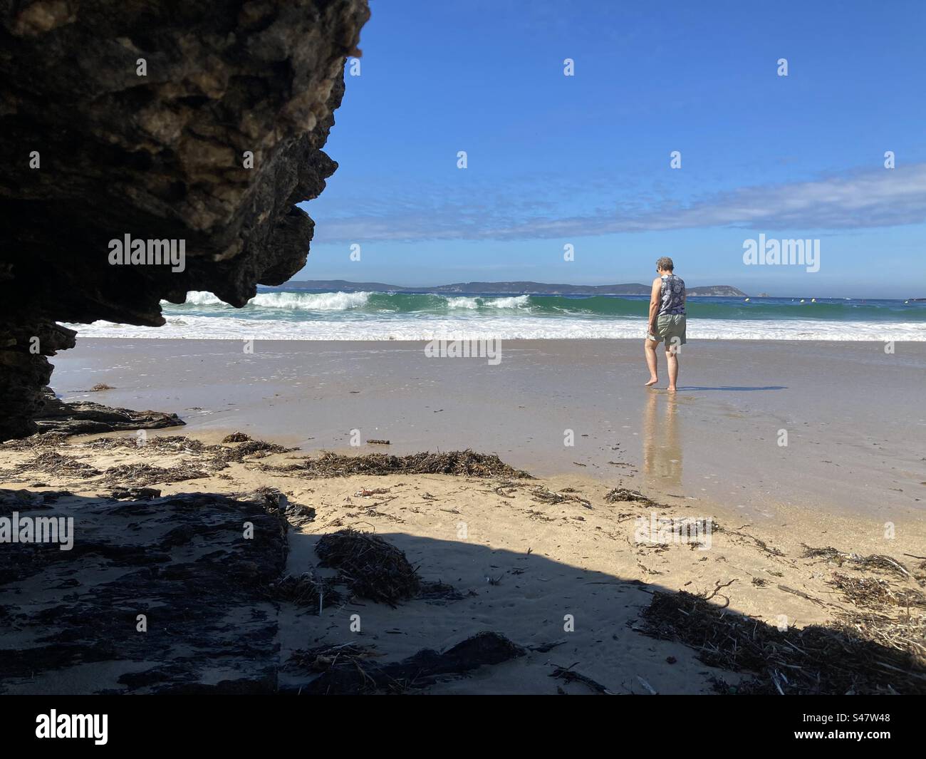 Vue arrière d'une femme pagayant dans la mer - Image de stock capturée avec un smartphone Vue arrière d'une femme pagayant dans la mer - Image de stock capturée avec un smartphone