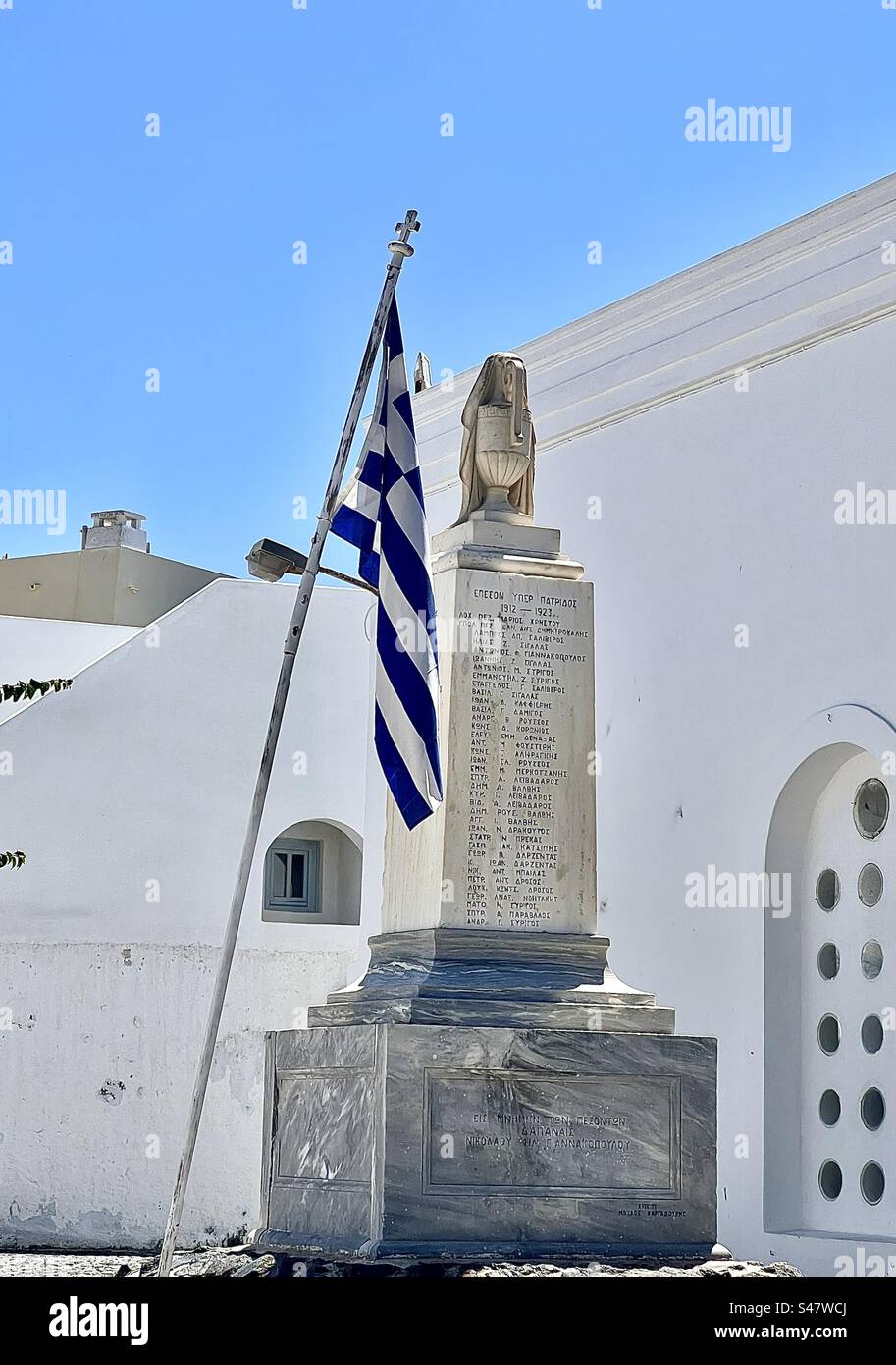 Mémorial de guerre dans un village Megalochori de Santorin. - Image de stock capturée avec un smartphone