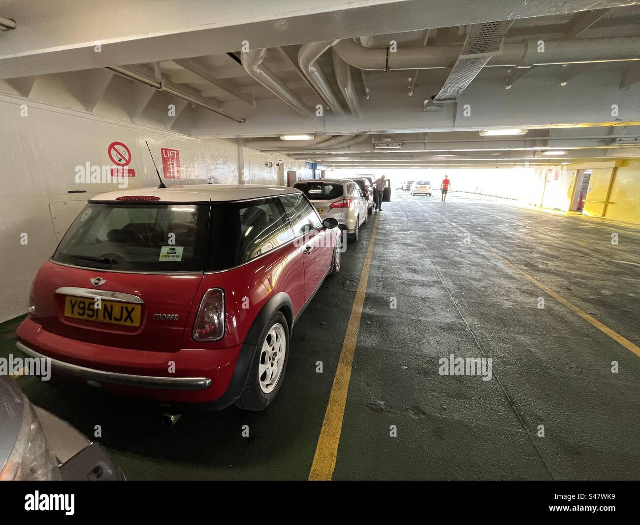 Voitures garées sur le pont de voiture d'un getter de ferry prêt à naviguer - Image de stock capturée avec un smartphone