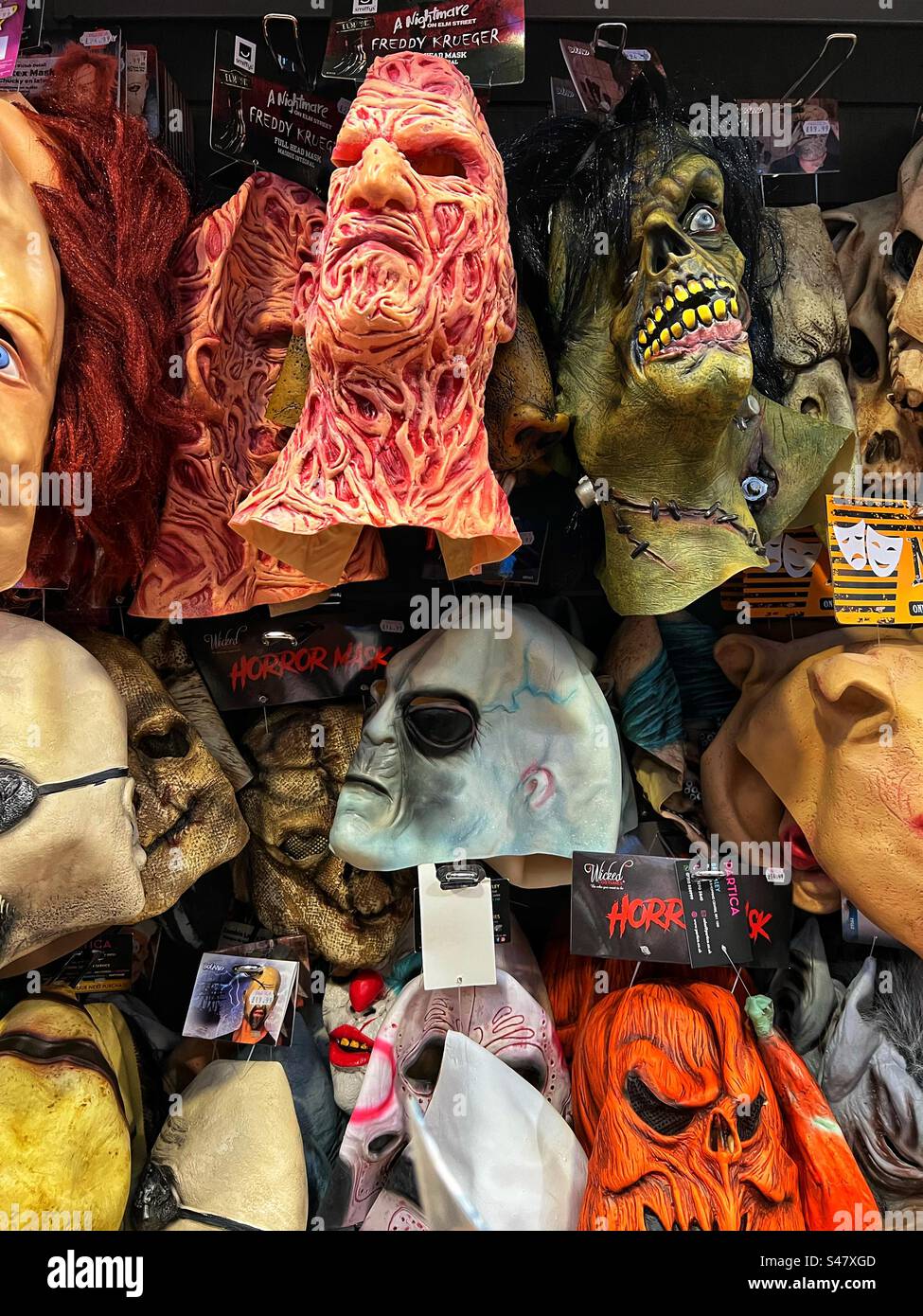 Masques Halloween dans une boutique Banque D'Images