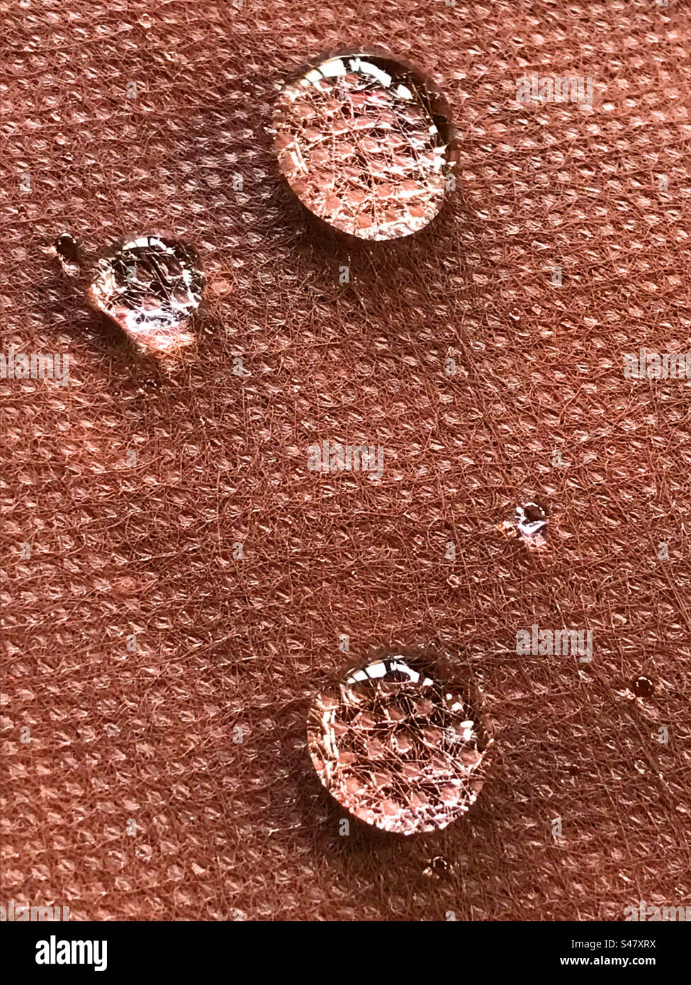 Gouttes d'eau sur la surface. - Image de stock capturée avec un smartphone