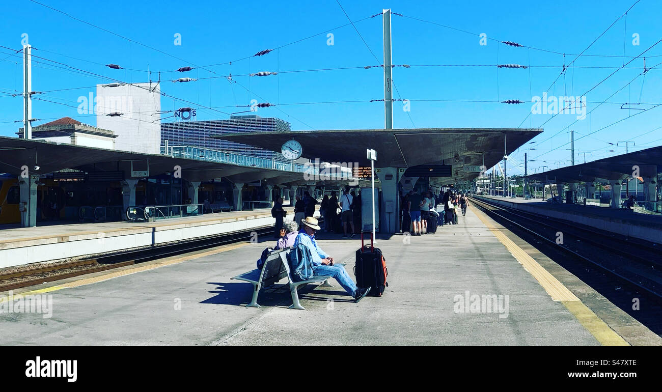 Homme assis sur un banc à la gare de Porto au Portugal Banque D'Images