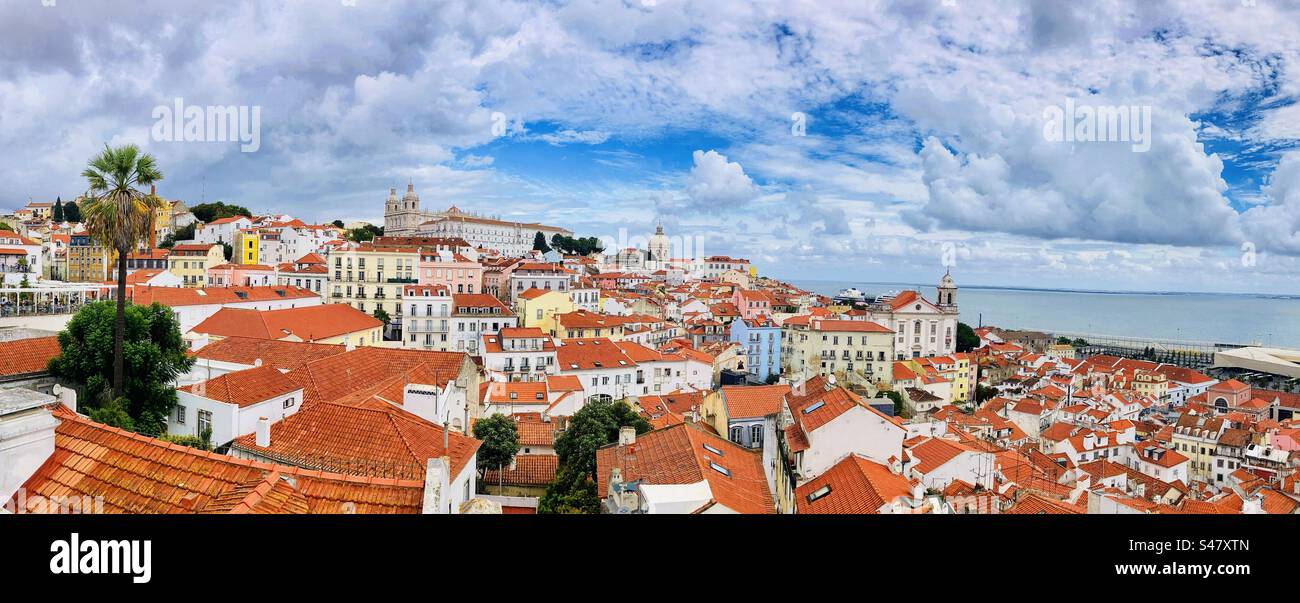 Photo panoramique des toits rouges du quartier d'Alfama à Lisbonne Portugal Banque D'Images