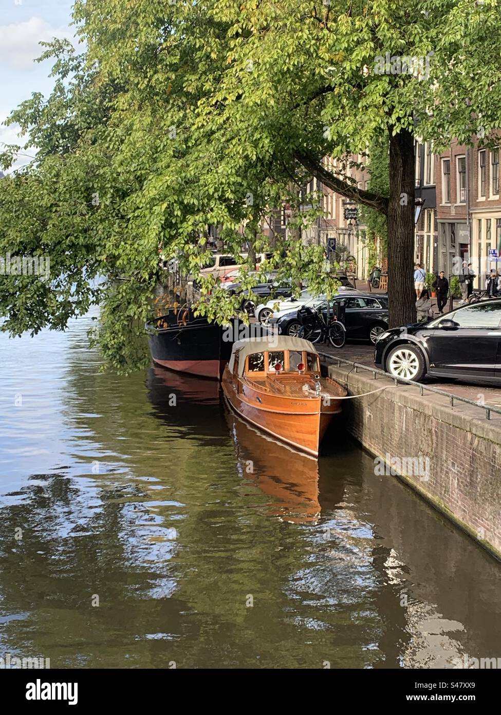 Bateau canal Amsterdam pays-Bas - Image de stock capturée avec un smartphone
