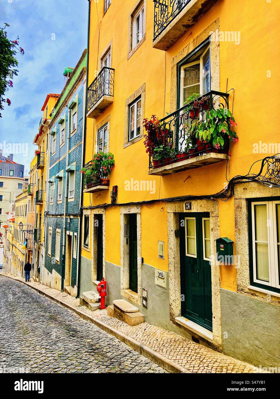 Rue typique de Lisbonne avec des maisons jaunes Banque D'Images