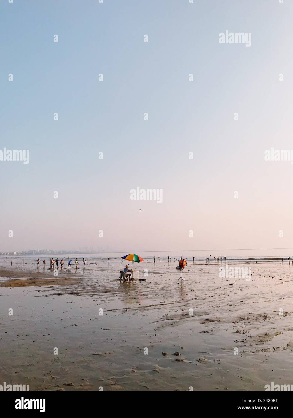 Plage de Versova avec horizon de Mumbai au loin Banque D'Images