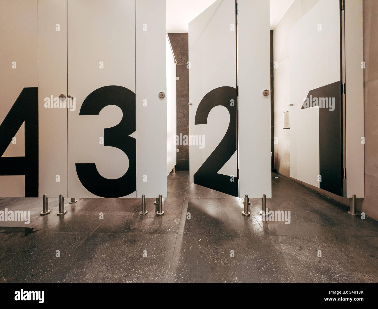 Cabines de toilette de centre commercial avec des numéros Banque D'Images