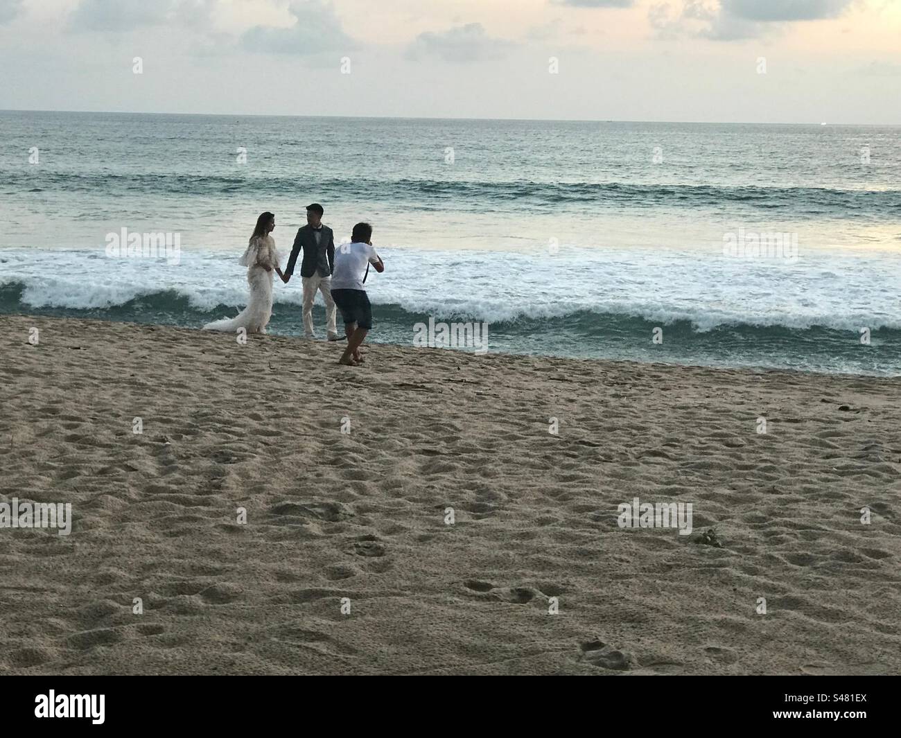 Mari et femme étant photographiés sur la plage Thaïlande Banque D'Images