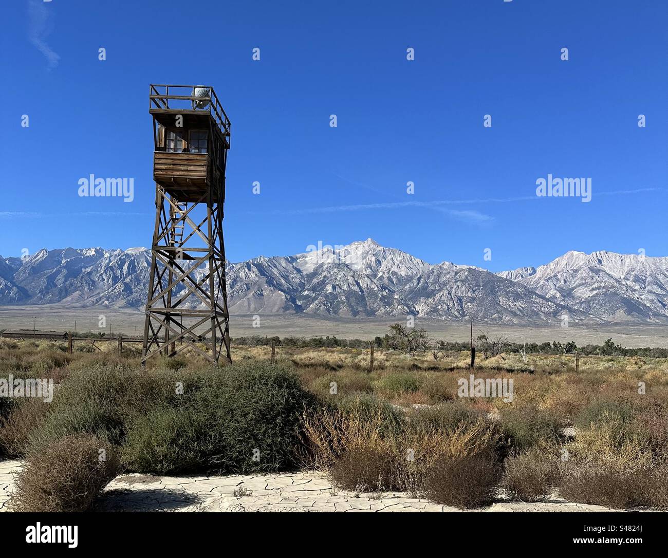 Tour de guet du site historique national de Manzanar où les Japonais-Américains ont été incarcérés pendant la Seconde Guerre mondiale Mon. Williamson et d'autres sommets de la Sierra Nevada sont en arrière-plan. Banque D'Images