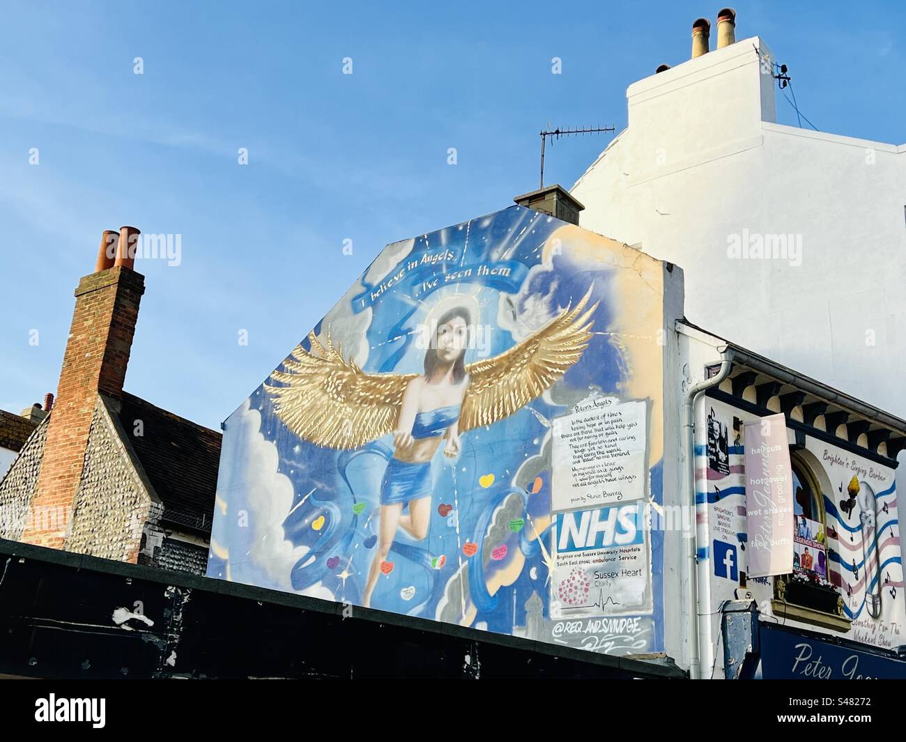 Angel murale NHS Street art sur le côté d'un bâtiment dans les ruelles, Brighton, East Sussex, Angleterre, Royaume-Uni. Banque D'Images