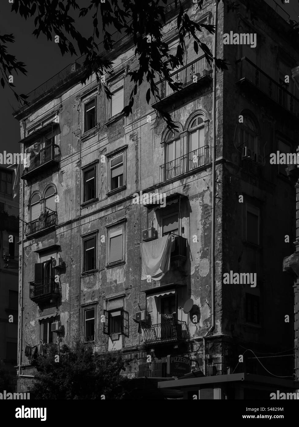 Appartement typique de Naples extérieur sur via Pasquale Stanislao Mancini 1–3 80139 Naples Italie Banque D'Images
