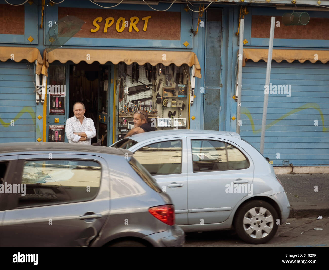Naples magasin de sport/chasse Corso Giuseppe Garibaldi, 378/c, 80142 Napoli NA, Italie - Image de stock capturée avec un smartphone