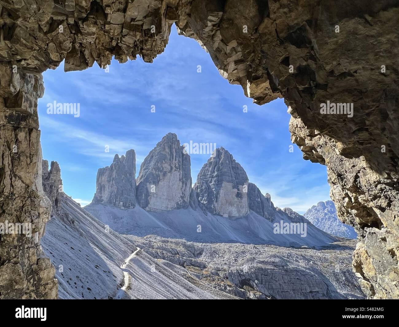 Vue sur le Tre cime di Lavaredo depuis une grotte, Dolomites, Italie - Image de stock capturée avec un smartphone