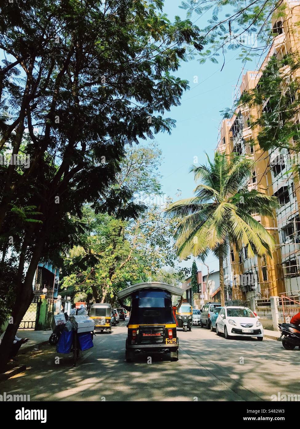 Un pousse-pousse automatique dans une rue de Mumbai, en Inde - Image de stock capturée avec un smartphone