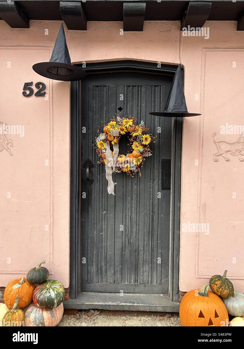 Halloween automne porte d'entrée d'automne avec citrouilles de couronne et chapeaux de sorcières Banque D'Images