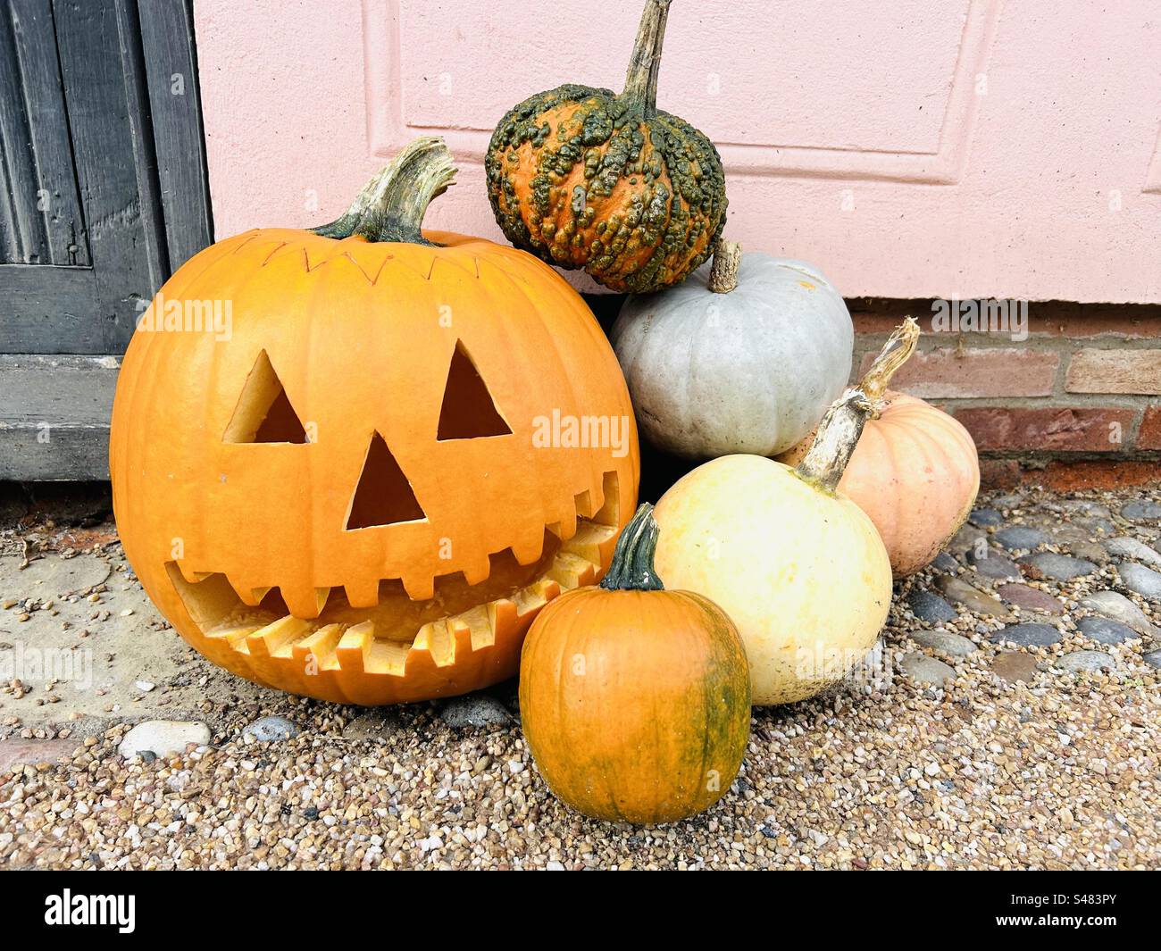 Pile de citrouilles et de gourdes près de l'entrée de la porte d'entrée Banque D'Images