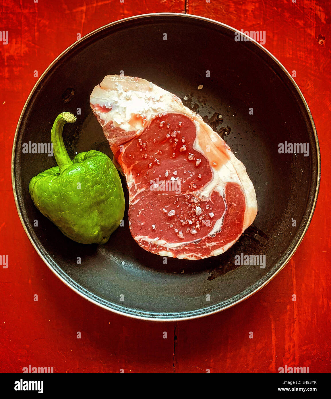 Un steak côtelé et un piment vert doux prêt à être grillé à Queretaro, au Mexique Banque D'Images