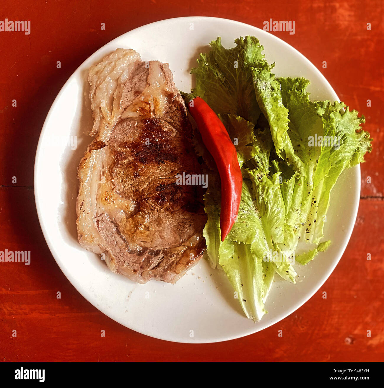 Un steak d'entrecôte, un piment rouge et une salade de feuilles de légumes pour le déjeuner à Queretaro, au Mexique Banque D'Images