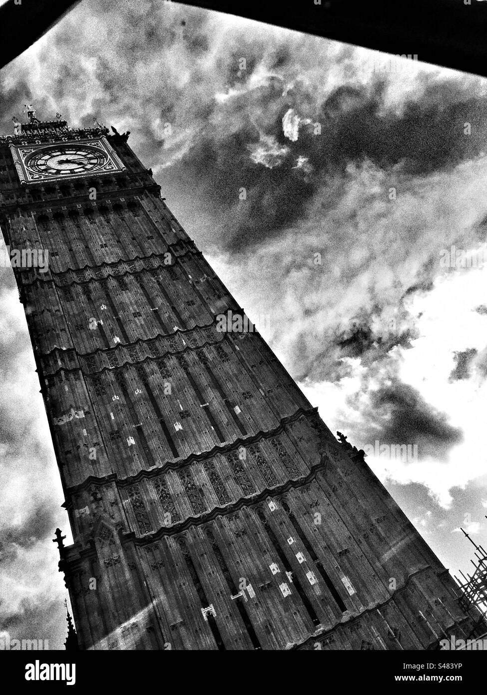 Tour d'horloge emblématique BigBen photographiée sous un angle bas Banque D'Images