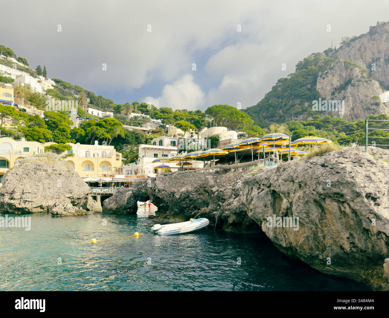 Cafés, hôtels et bars animés en bord de mer le long de Marina Piccola, via Marina Piccola, Capri, Italie - Image de stock capturée avec un smartphone