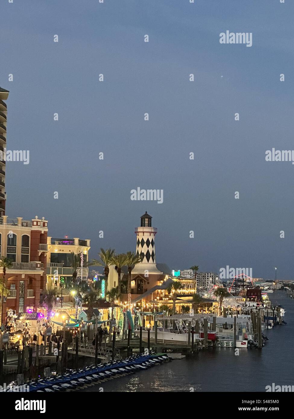 Une photo de nuit de Boardwalk situé à destin en Floride. Banque D'Images