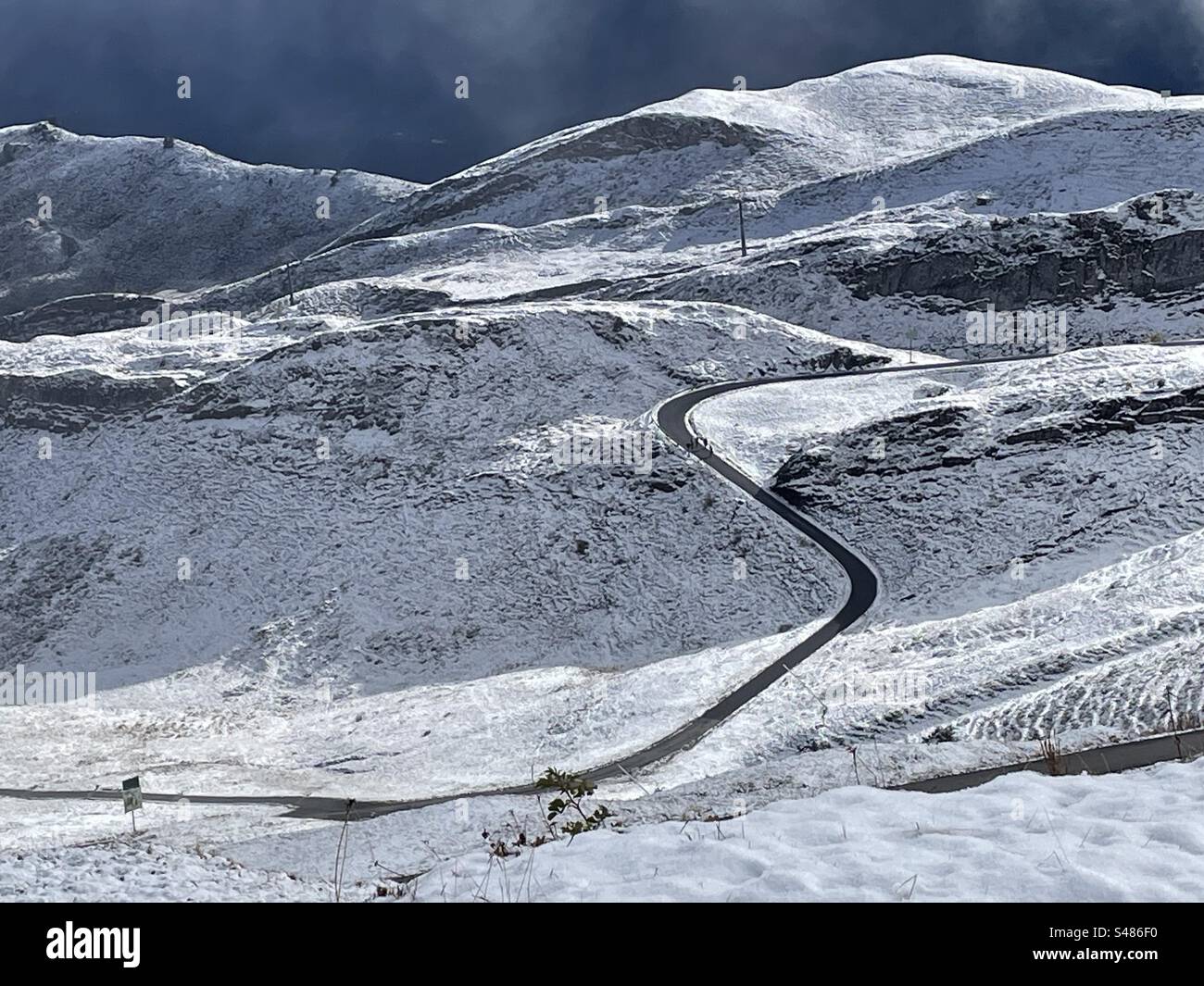 Neige fraîche sur les prairies alpines avec route sans neige. alpes bernoises, Suisse Banque D'Images