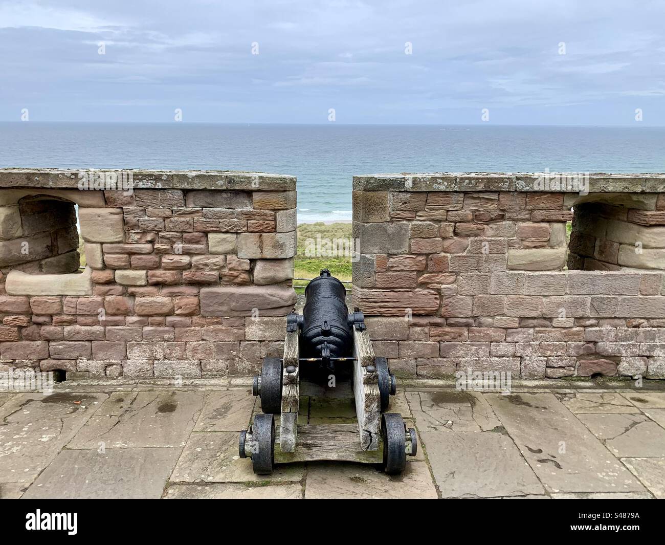 Petit canon au château de Banburgh, Northumberland Banque D'Images