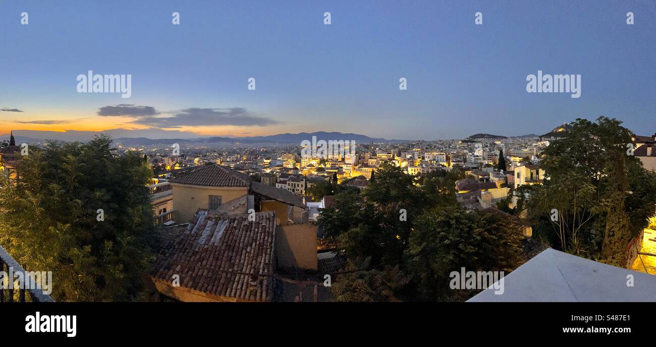 Athènes panoramique en soirée comme le soleil se couche à l'horizon Banque D'Images