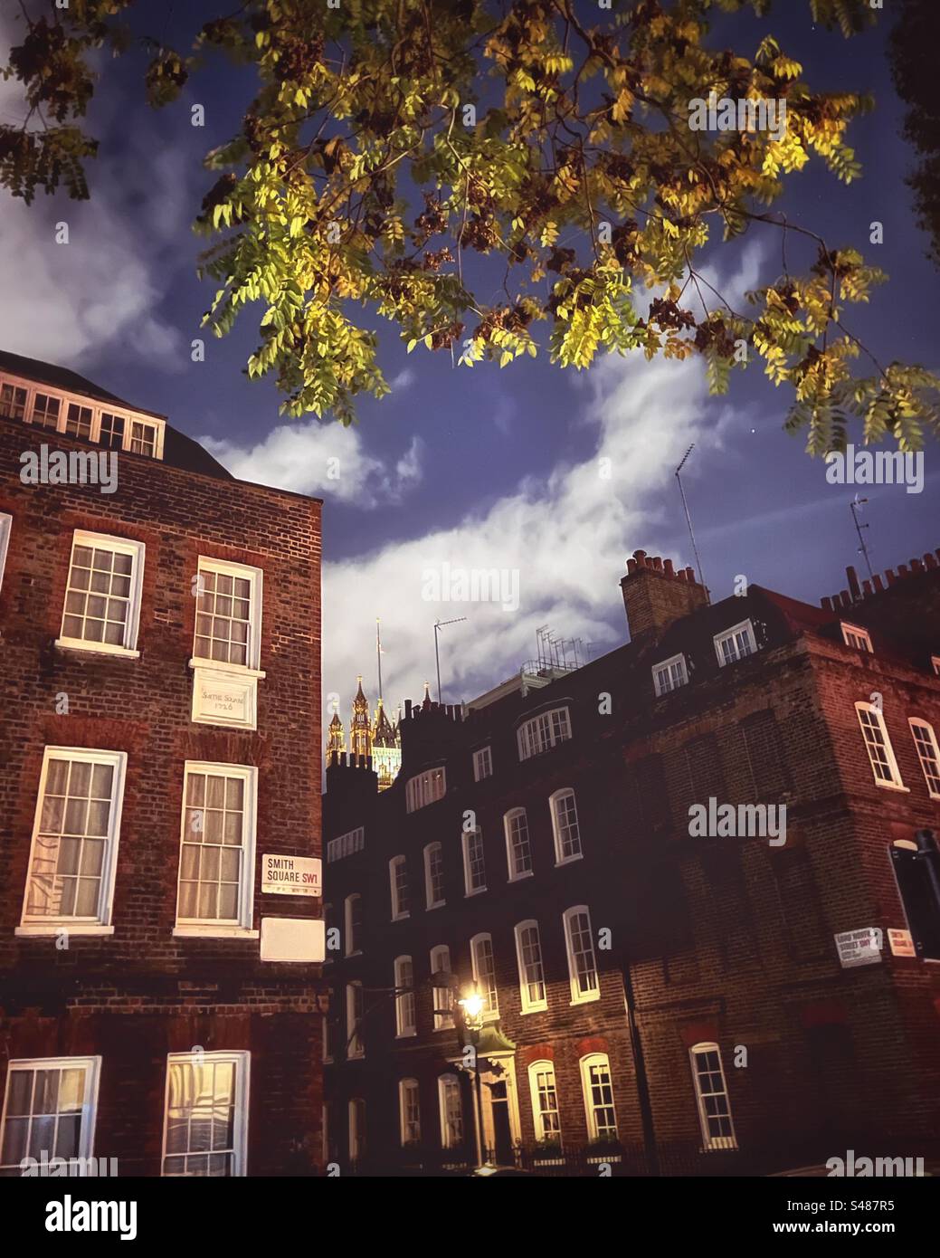 Smith Square et Lord North Street sont à distance de marche des chambres du Parlement à Londres - site de nombreux événements politiques - la tour de la Chambre des Lords est visible au-dessus des toits - Image de stock capturée avec un smartphone