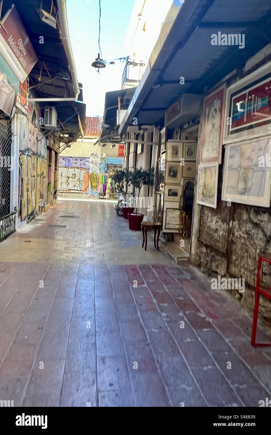 Rue piétonne étroite dans le quartier Monastiraki d'Athènes regorgeant d'œuvres d'art. - Image de stock capturée avec un smartphone