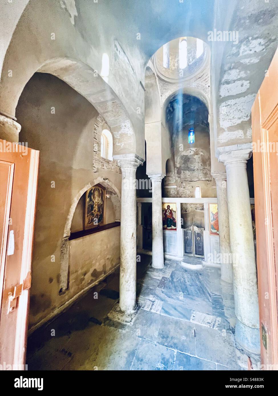 Le soleil brille à travers le toit de l'intérieur magnifique en marbre et en pierre d'une petite église orthodoxe grecque à Athènes - Image de stock capturée avec un smartphone