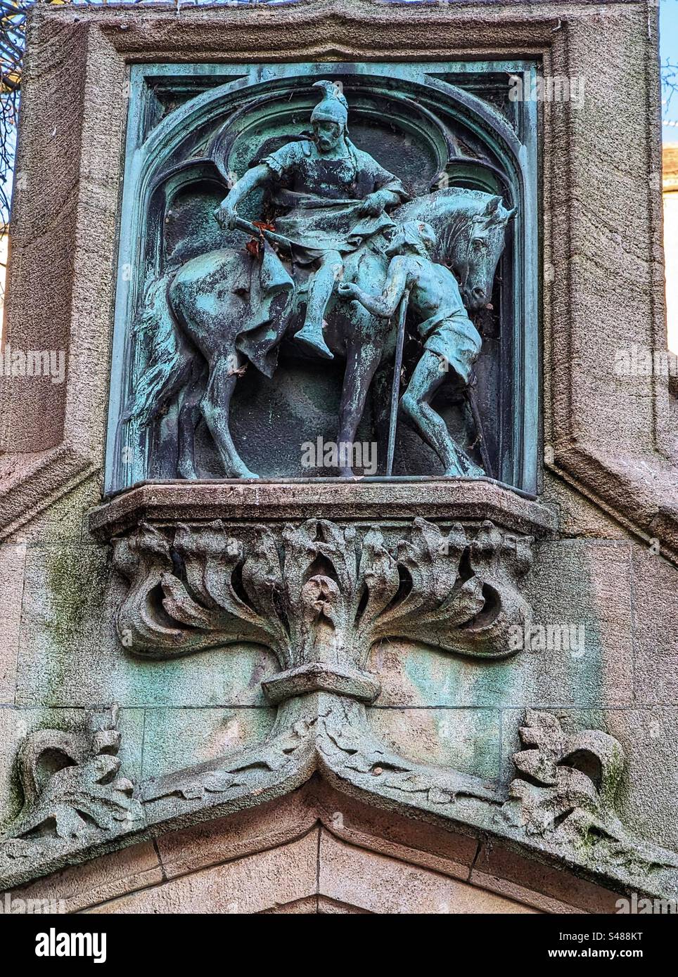 Plaque de bronze de St Martin de Tours coupant son manteau en deux pour donner à un mendiant - à Carfax Oxford UK. L’église St Martin s’y trouvait autrefois, mais il ne reste plus que la tour Banque D'Images