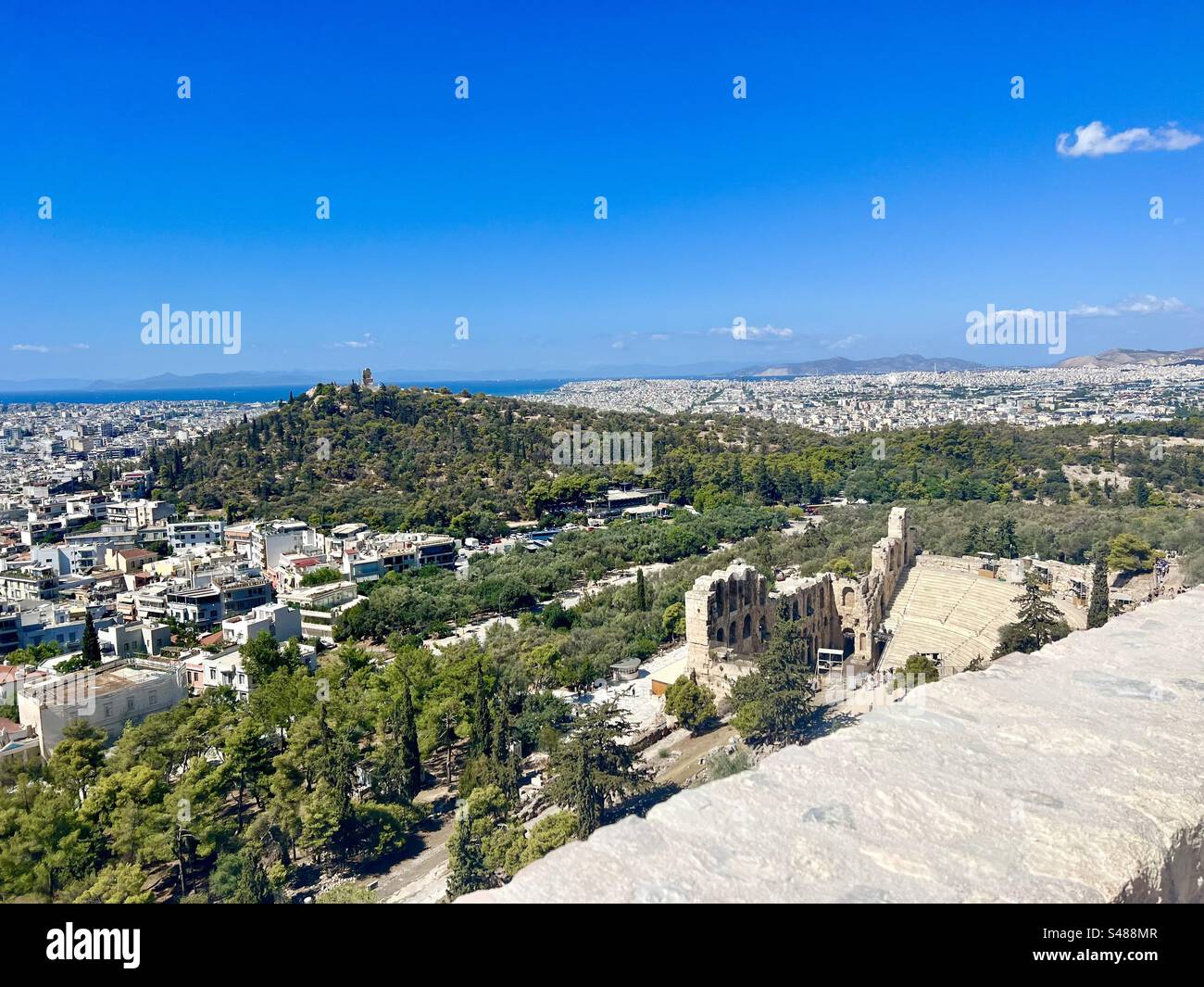 Ville d'Athènes vue depuis la colline de l'Acropole, surplombant l'amphithéâtre en plein air Odeion d'Hérode Atticus, encore utilisé aujourd'hui comme un venu de divertissement - Image de stock capturée avec un smartphone