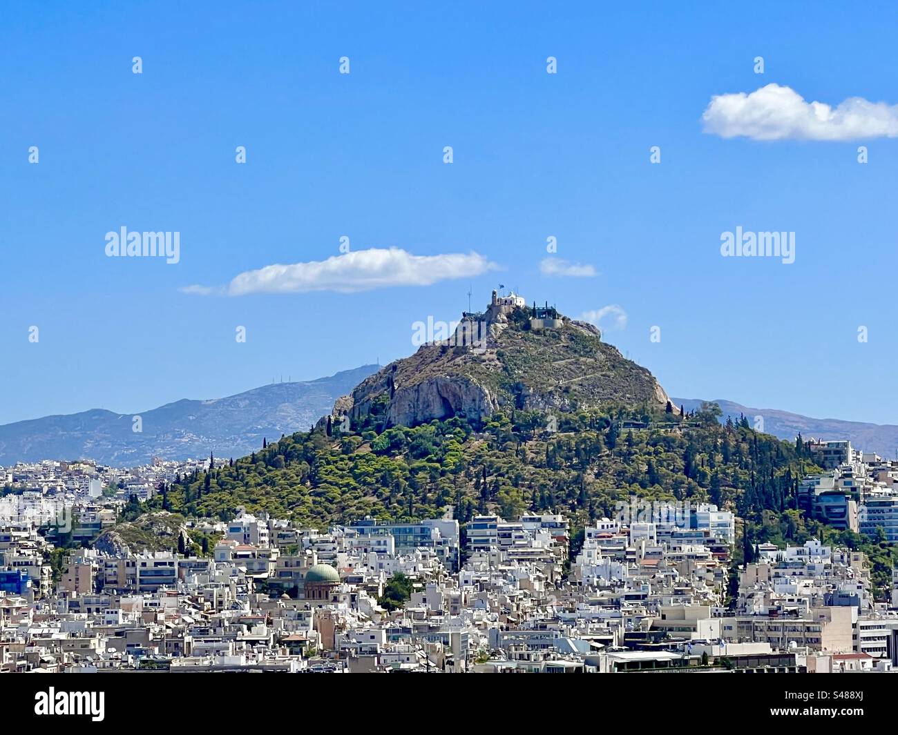 Le mont Lycabette, une colline calcaire, vue du sommet de la colline de l'Acropole à Athènes - Image de stock capturée avec un smartphone