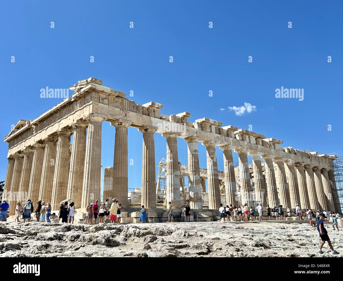 Les gens qui regardent le Parthénon de près dans l'Acropole d'Athènes en été Banque D'Images